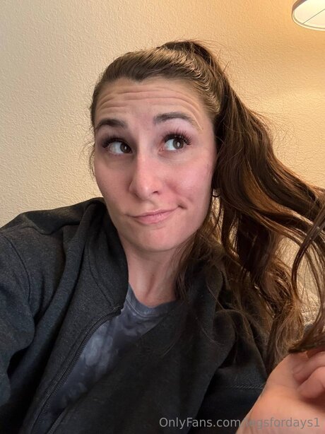 Legsfordays1 pornstar naked picture