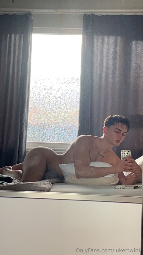 Lukertwink hot star photos