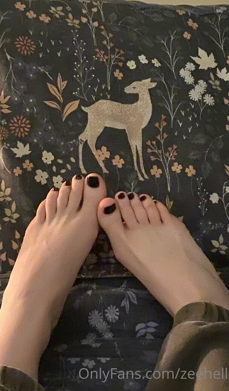 ZeeHell hot model image