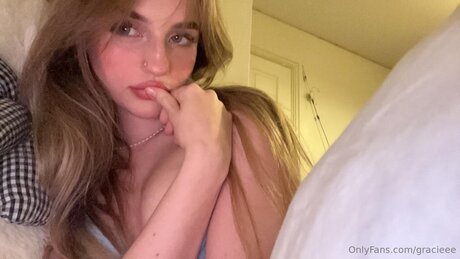 Gracieee model naked pics