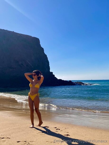 Petitelunaxx model hd images