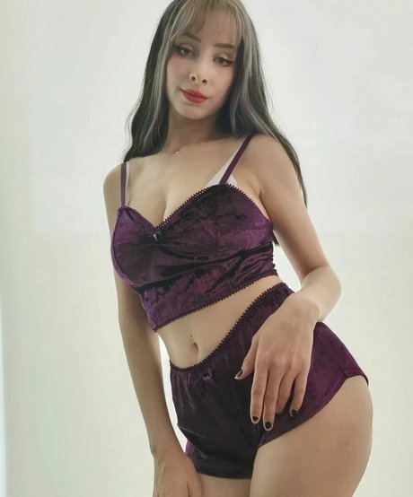 Mizzy Cyn naked model pic