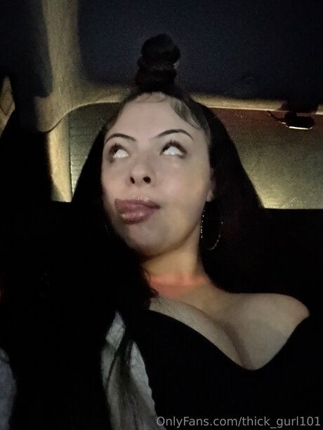 Thick Gurl101 nude model images