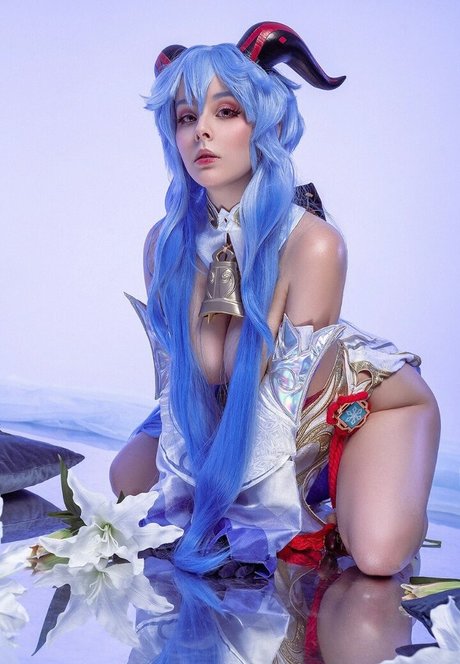 Helly Valentine beautiful actress pic