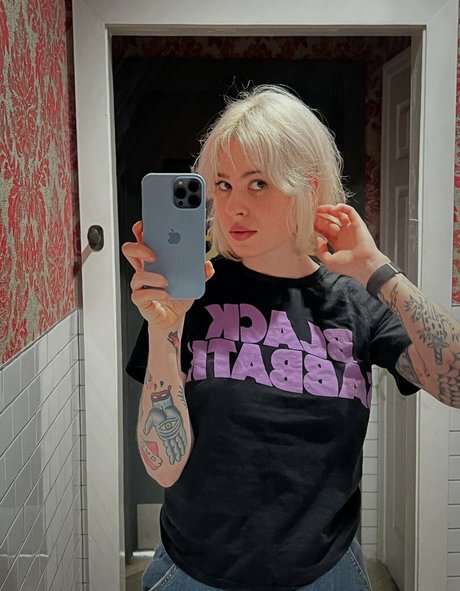 Anisa Jomha star nude images