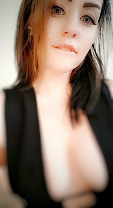 lesbian kissing onlyfans sexy images