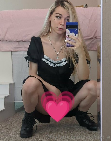 oncloud e model hot photo