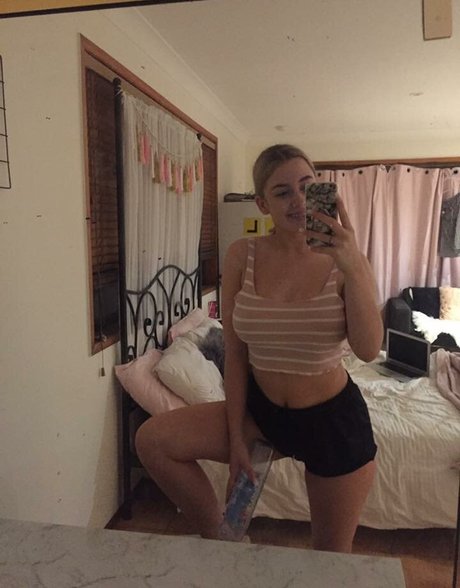 Tahlia A naked model images