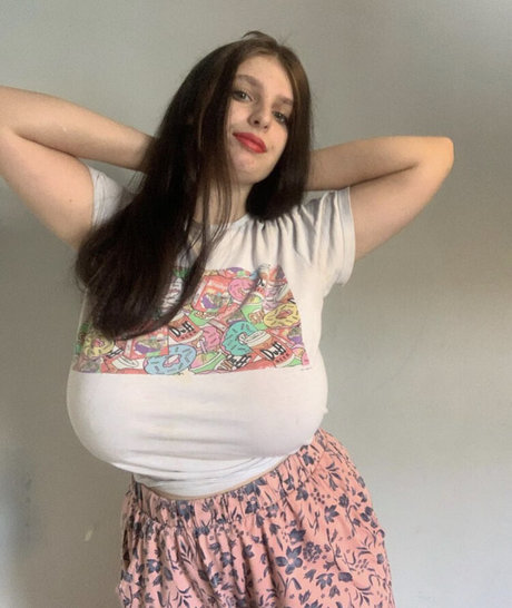 brunette milf onlyfans sexy images