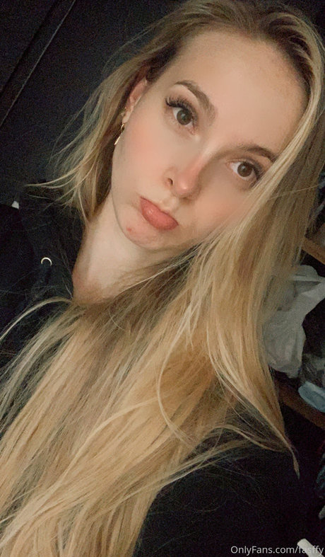 Fasffy model erotic photo