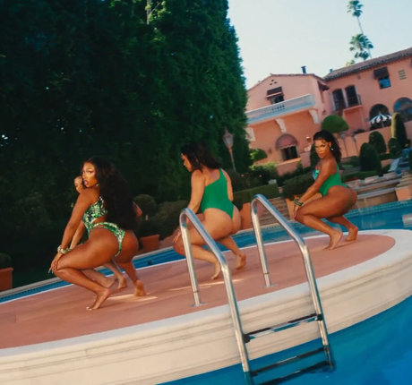 curvy muscle onlyfans hot naked picture