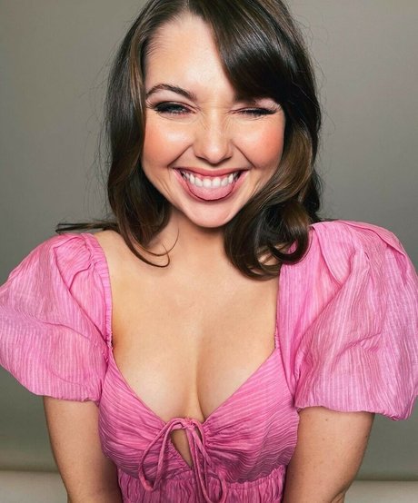 Sammi Hanratty beautiful star img