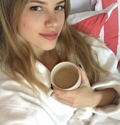 Halston Sage profile pic