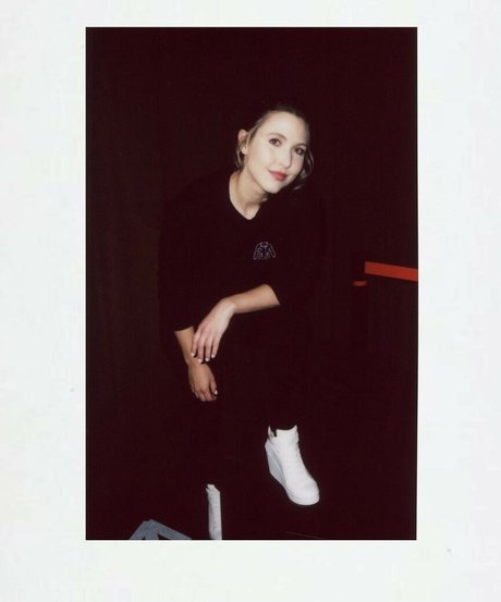 Taylor Tomlinson pretty model images