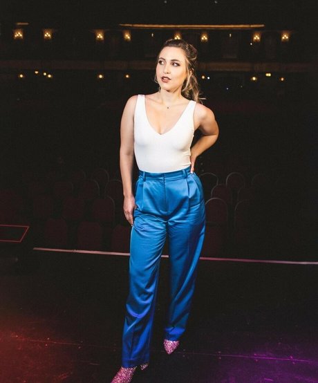 Taylor Tomlinson star erotic photos