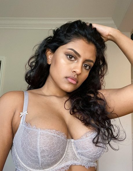 Yamini Nambimadom naked model pictures