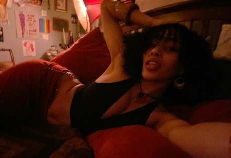 Aaliyeezy model top image