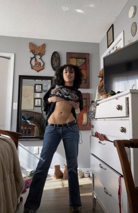 Aaliyeezy free actress pic