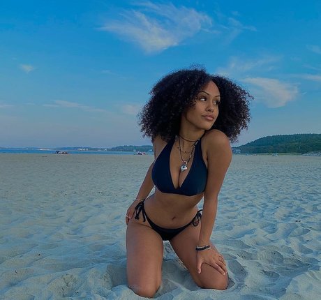 Aaliyeezy star erotic photos
