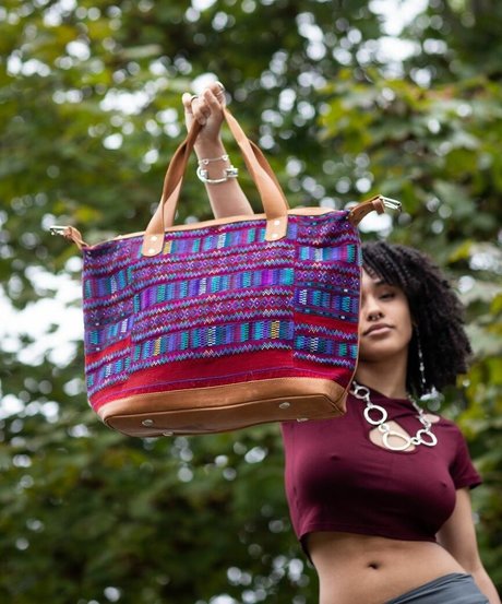 Aaliyeezy best model picture