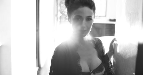 Emmanuelle Chriqui nude thumbnail