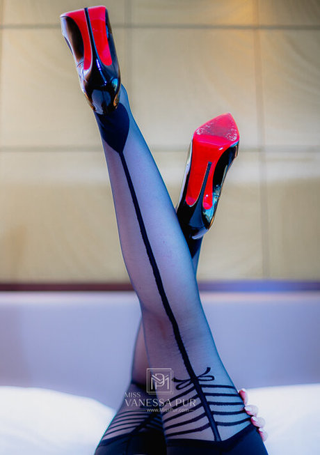 brunette milf onlyfans naked image