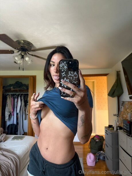 Julia Pic nude model photo
