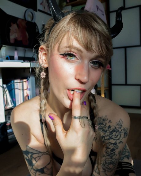 ninfuneesa nude thumbnail