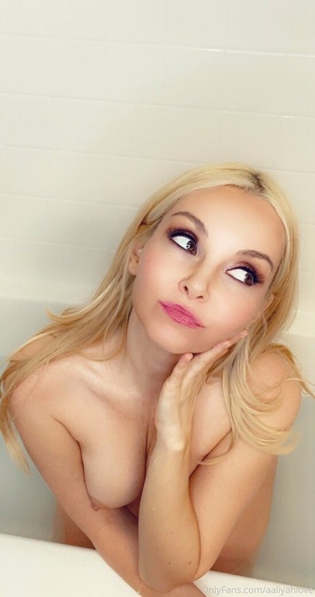 aaliyahlove star naked pic