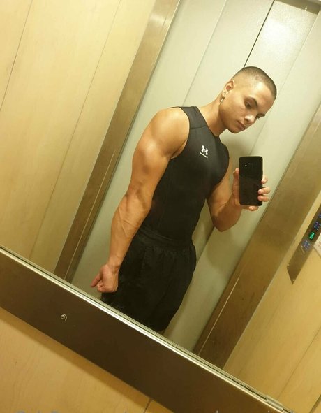 youngmusclegrowingboy model naked picture