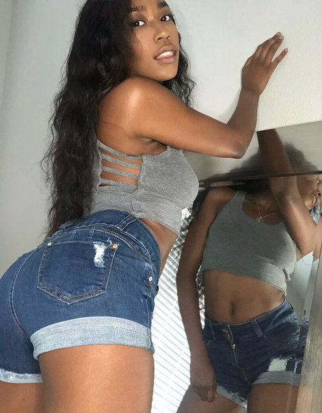 aprilraeee hot model pictures