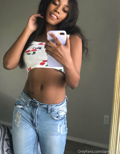 aprilraeee model high quality photo