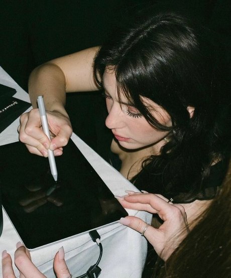 Gracie Abrams model free img