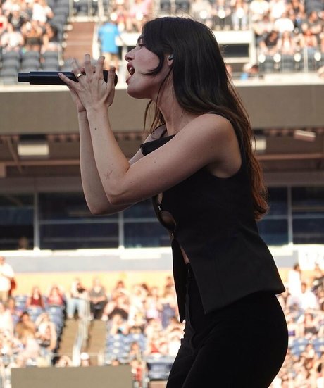 Gracie Abrams hot actress galleries