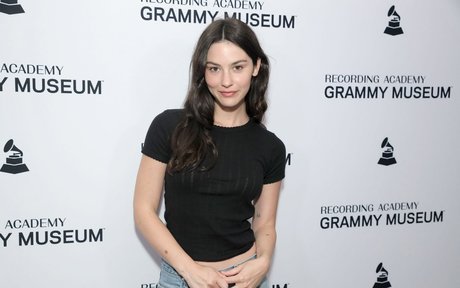 Gracie Abrams profile pic