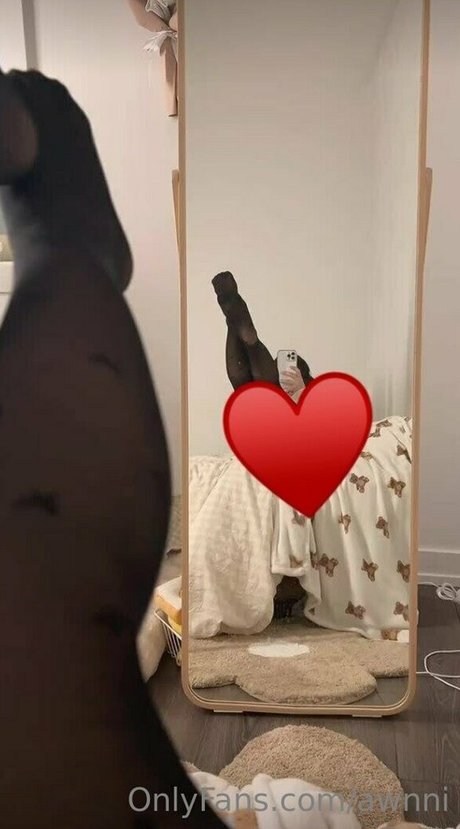 awnni naked model pics