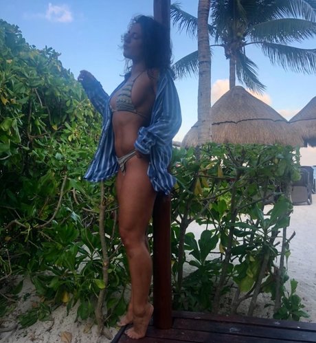 Jade Chynoweth nude thumbnail