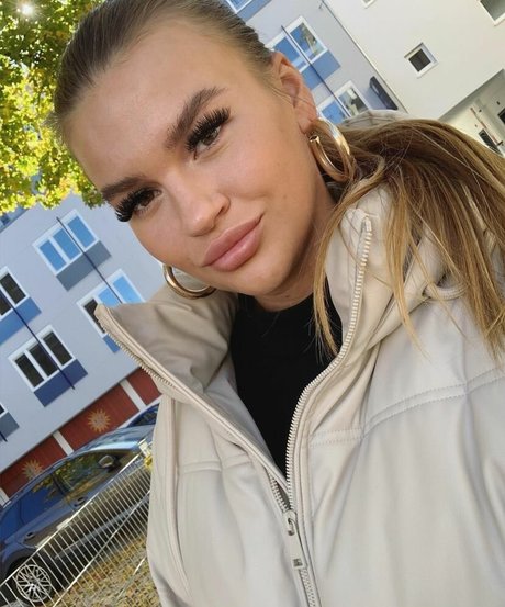 Sarah Slavo exclusive actress pictures