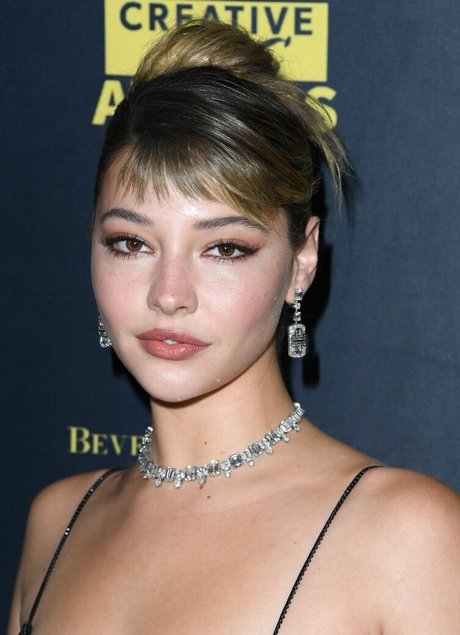 Madelyn Cline profile pic