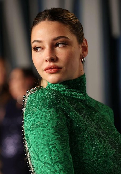 Madelyn Cline nice model archive