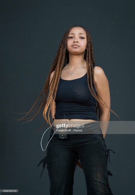 PinkPantheress model high quality gallery