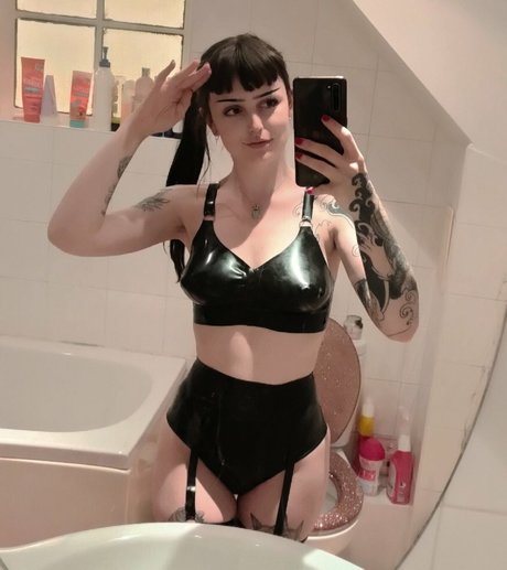 missdellavigne nude thumbnail