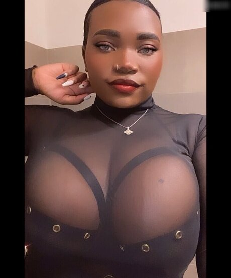 Mirriam Amber model top photos