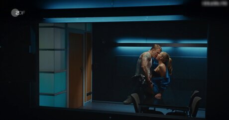 Cheyenne Pahde sexy actress photos