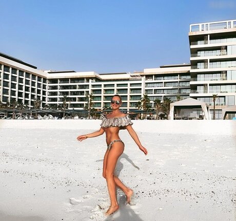 Cheyenne Pahde hot actress archive