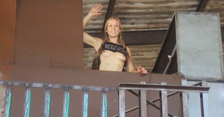 moddellauralina nude thumbnail