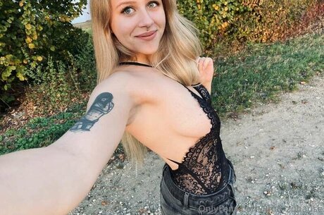 Luna Zuhause hot model images