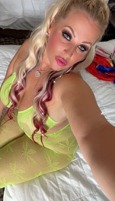 Mistress Delicious pretty pornstar gallery