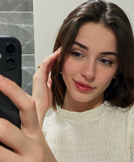 ebrarkrbkn erotic model pic