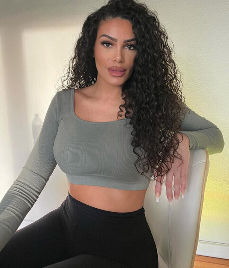 Roaya Soraya model adult img